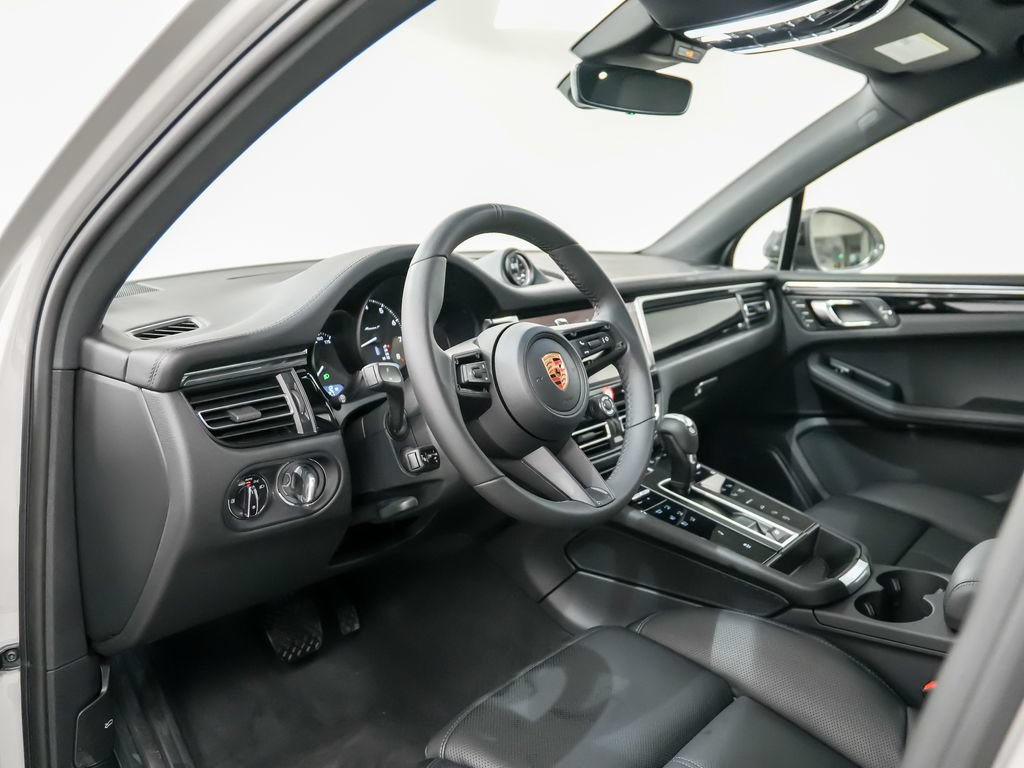 Certified 2026 Porsche Macan Turbo AWD/4WD image 4