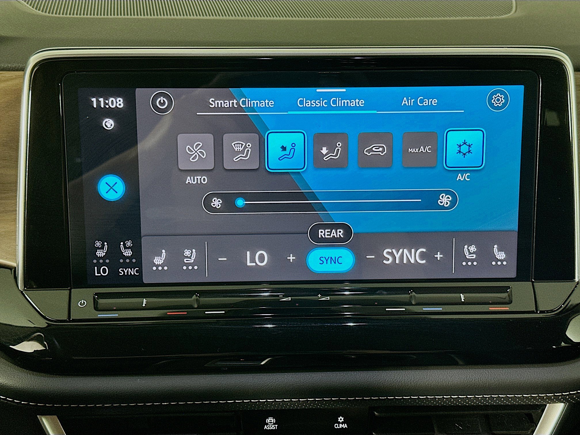 Used 2024 Volkswagen Atlas SE image 24