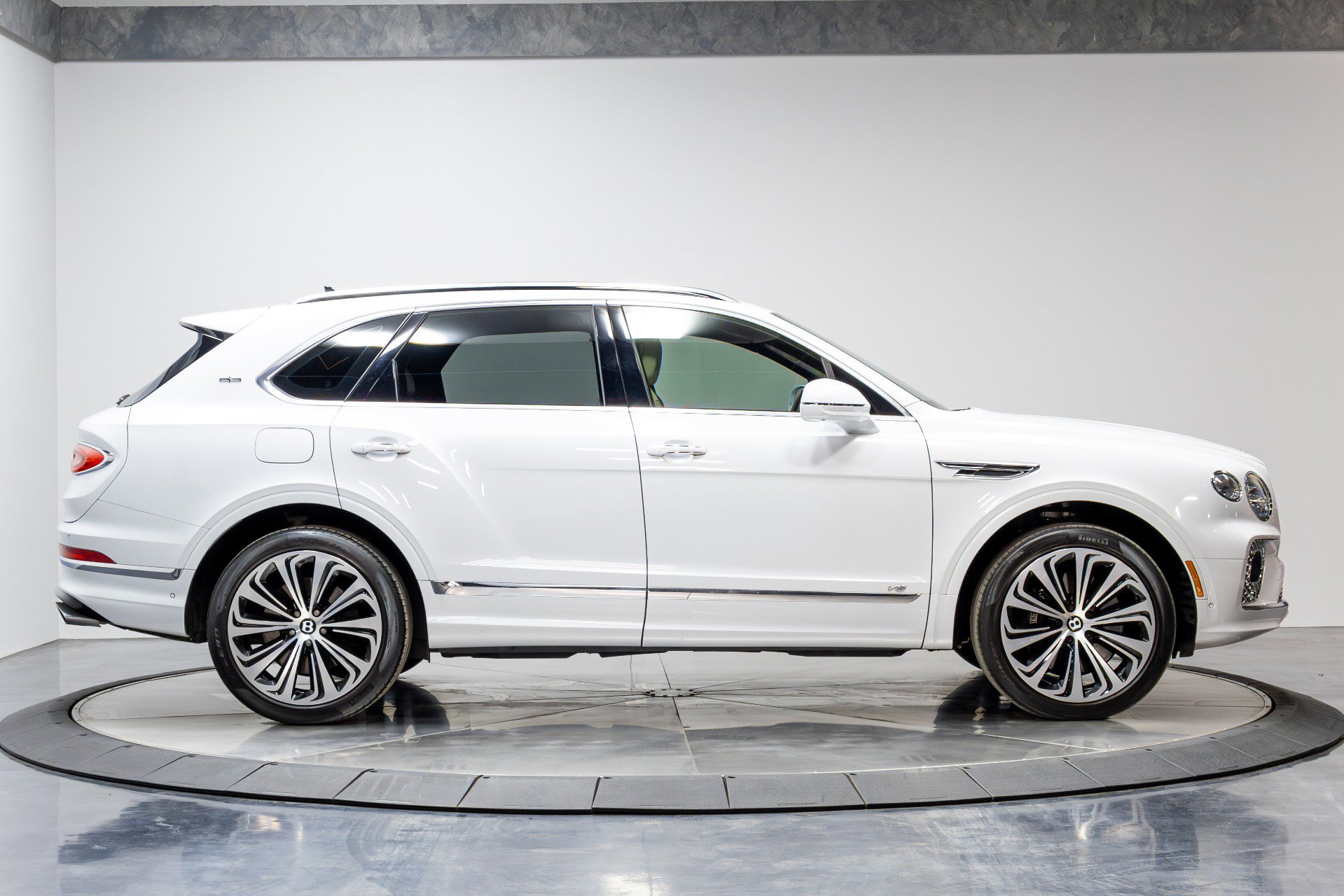 Used 2021 Bentley Bentayga w/ First Edition Specification image 19