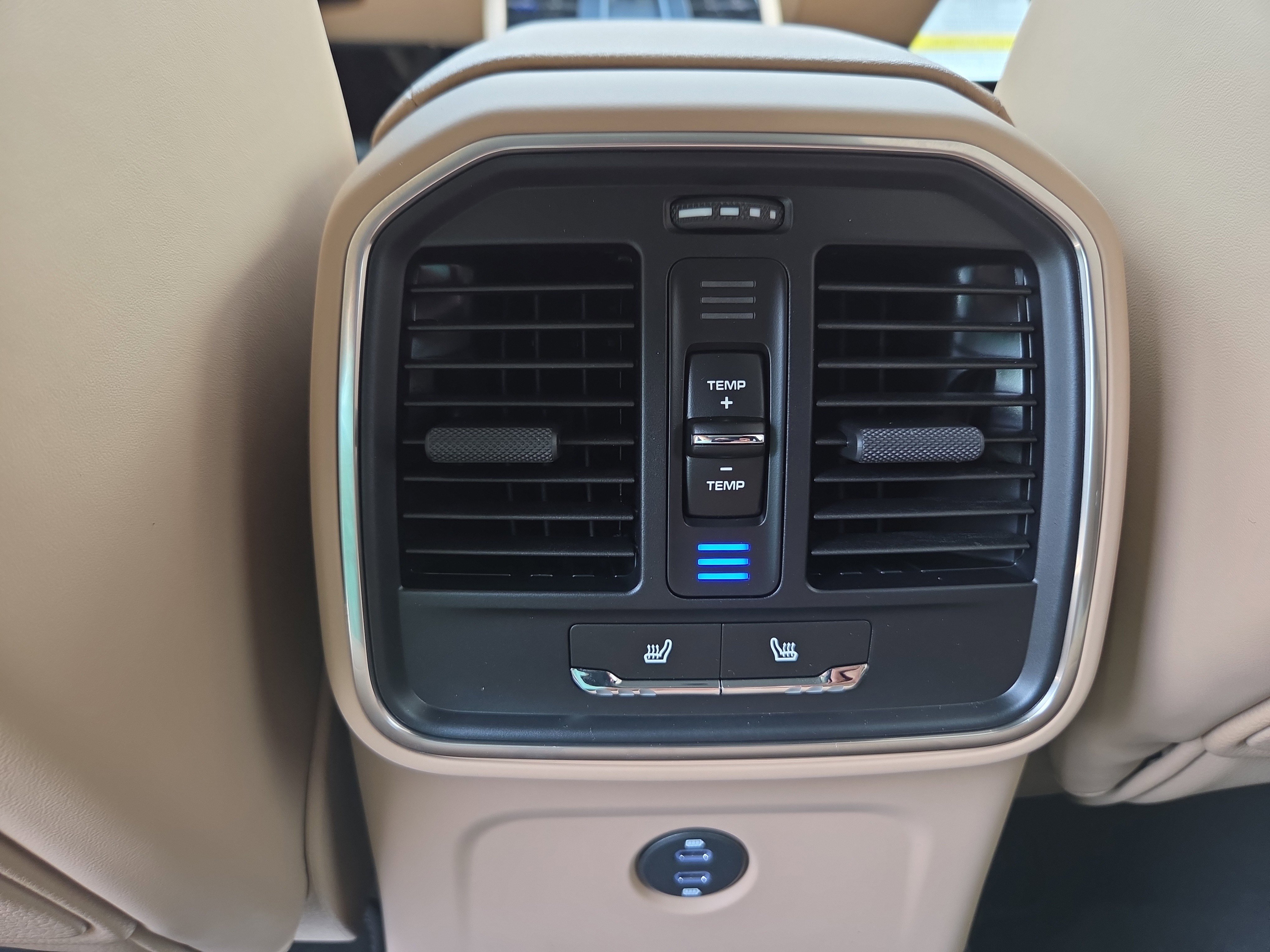 Used 2025 Porsche Macan AWD/4WD image 14