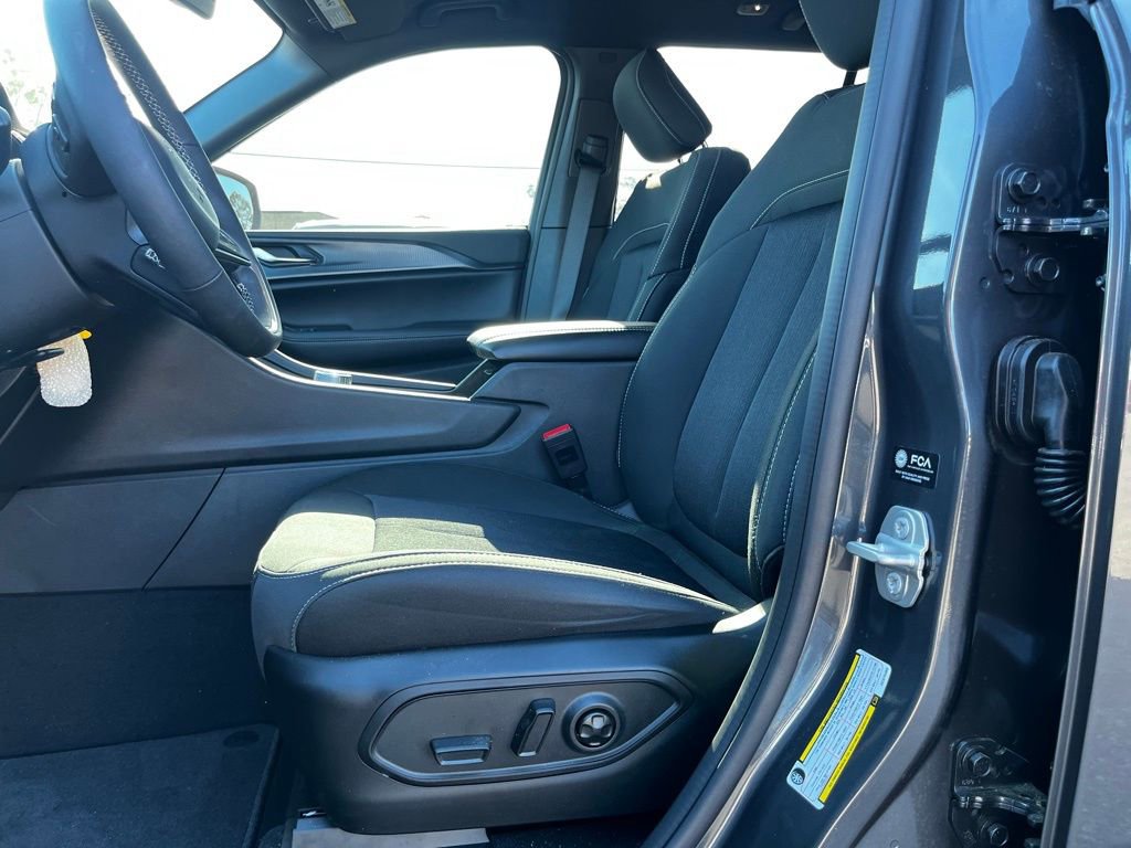 Used 2025 Jeep Grand Cherokee Laredo w/ Luxury Tech Group I image 9