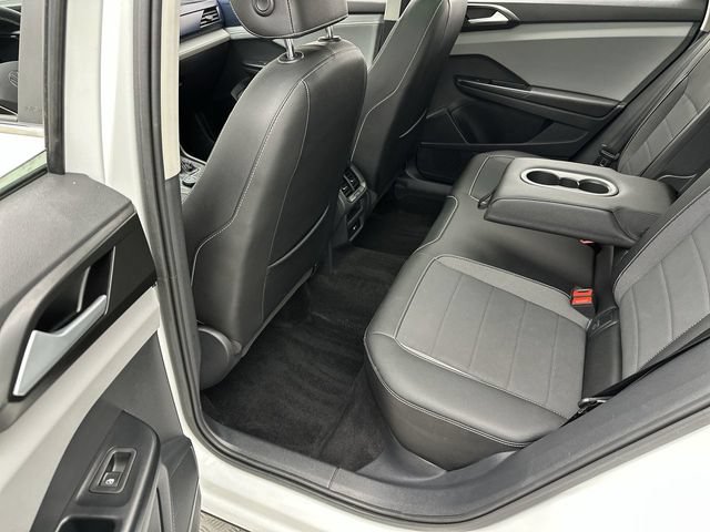 Used 2023 Volkswagen Taos SE w/ Panoramic Sunroof Package AWD/4WD image 22
