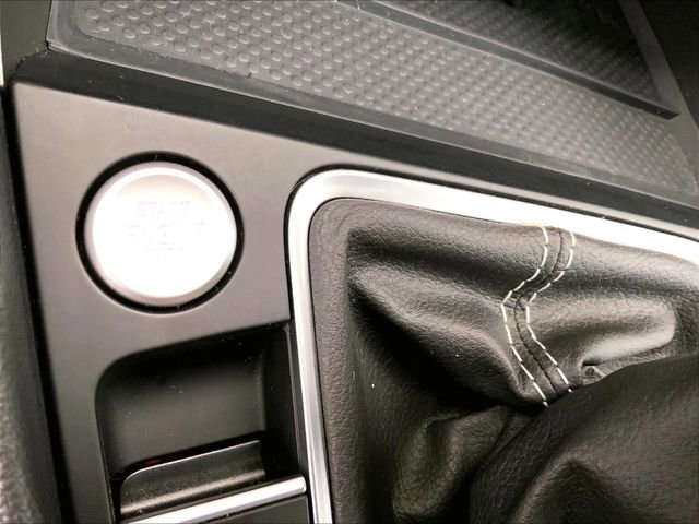 Used 2025 Volkswagen Jetta SE image 32