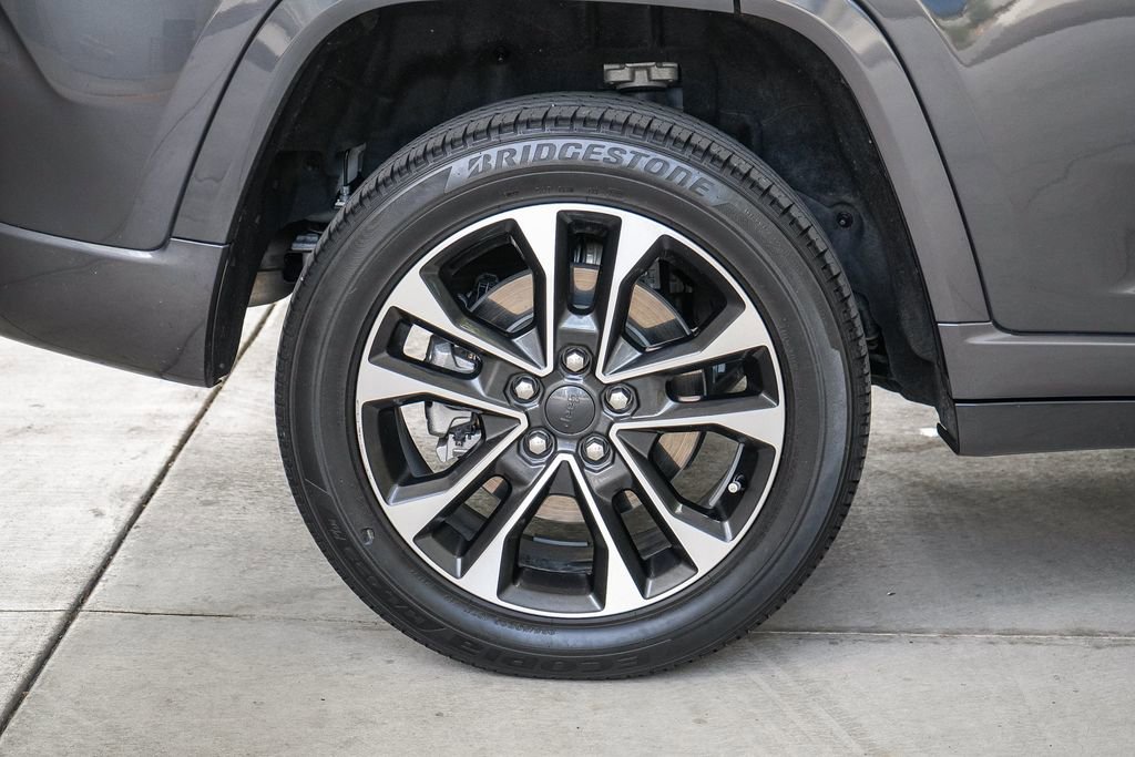 Used 2023 Jeep Grand Cherokee Overland w/ Advanced Protech Group III AWD/4WD image 12