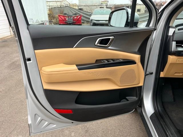 Certified 2023 Kia Carnival LX image 18