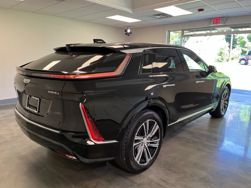 Certified 2024 Cadillac Lyriq Luxury AWD/4WD image 2