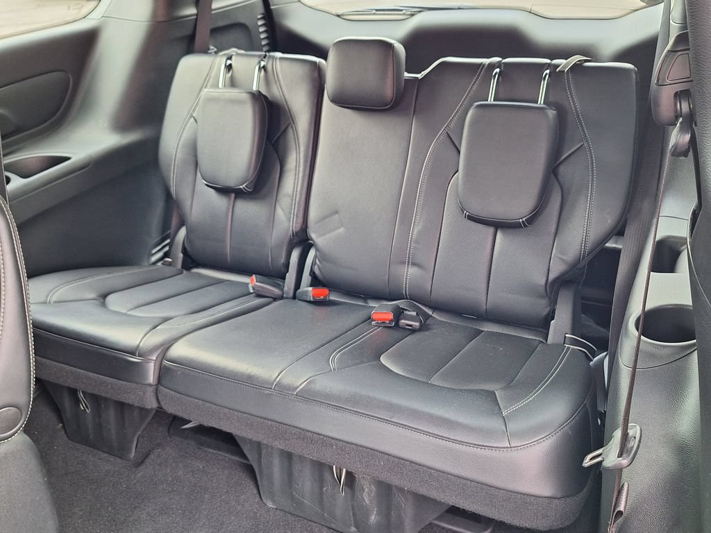 Used 2022 Chrysler Pacifica Touring-L w/ S Appearance Package FWD image 13