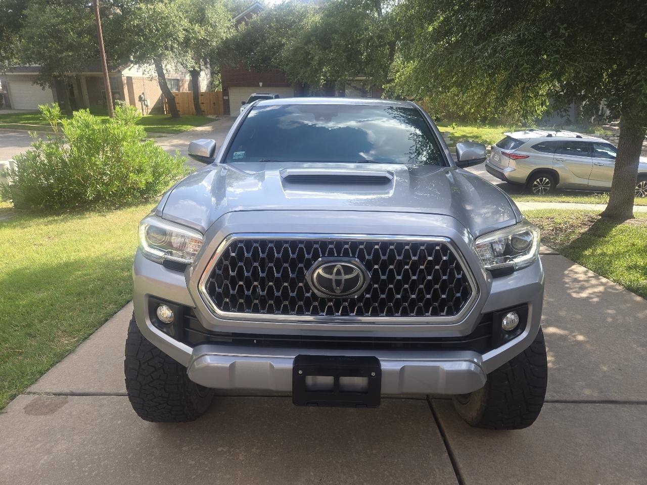 Used 2018 Toyota Tacoma TRD Sport w/ Technology Package RWD image 2