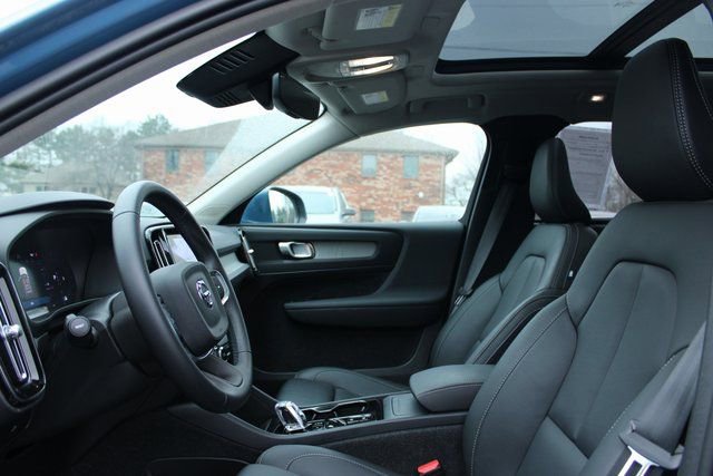 Used 2025 Volvo XC40 B5 Plus AWD/4WD image 13