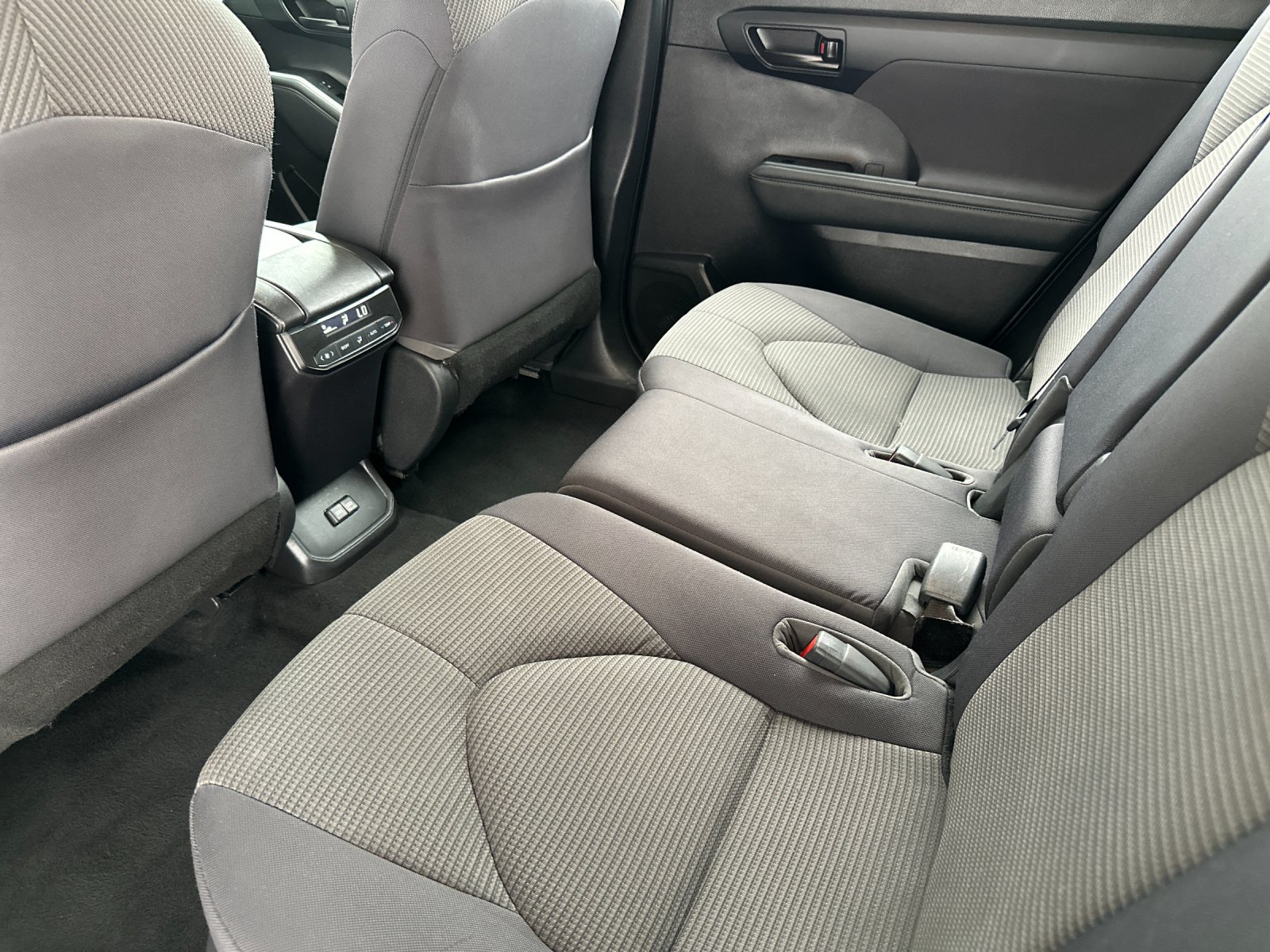 Used 2023 Toyota Highlander LE AWD/4WD image 12