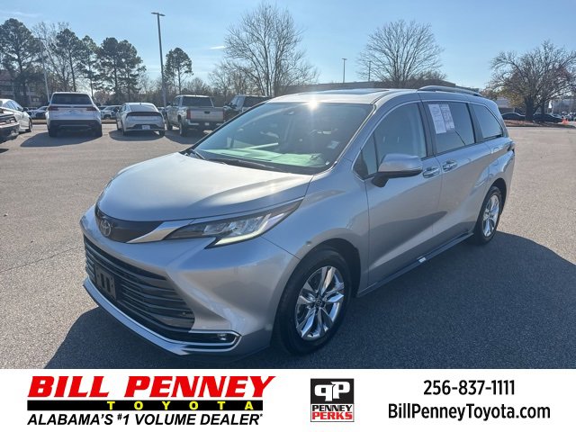 Used 2023 Toyota Sienna Limited image 1