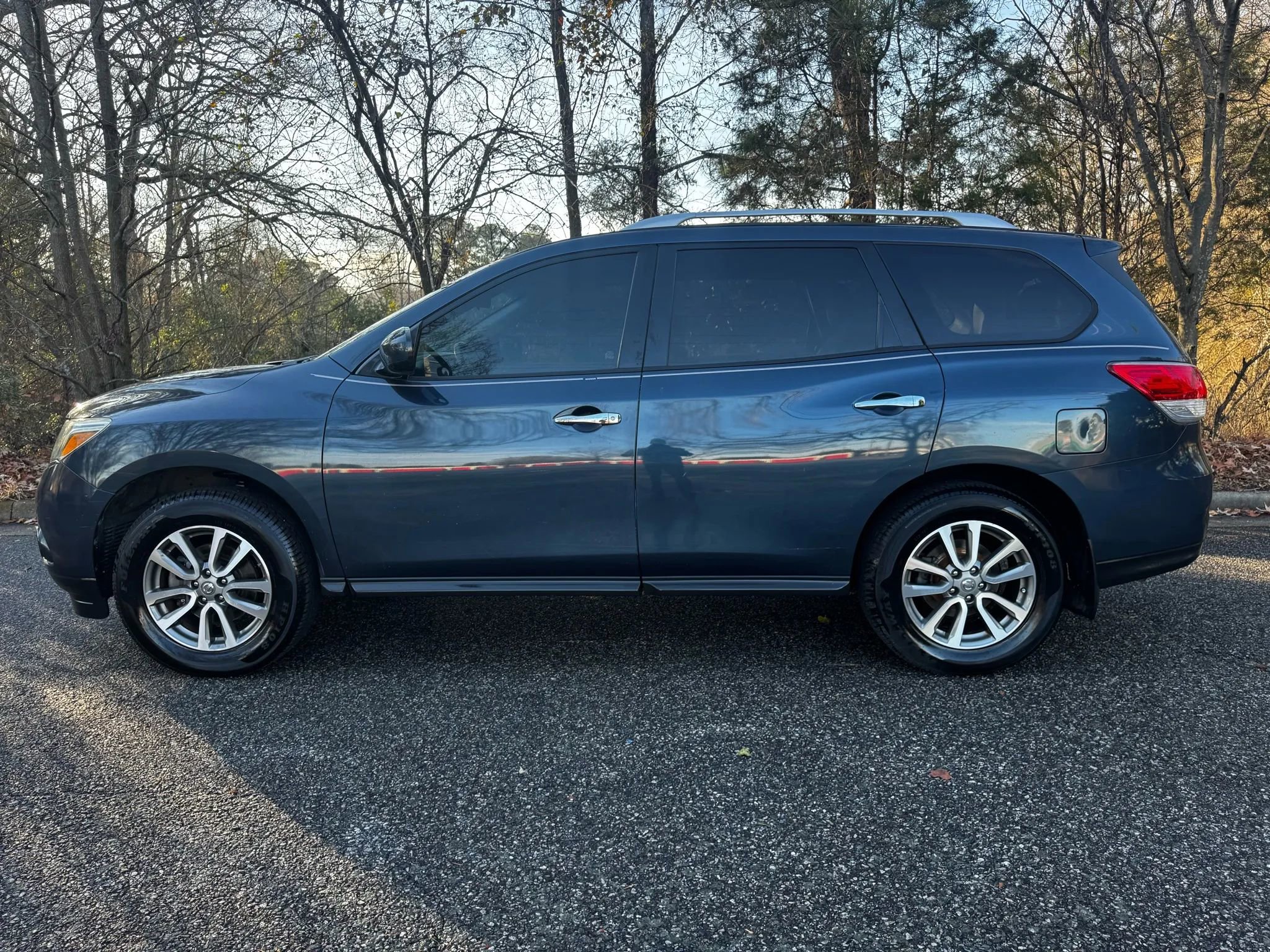 Used 2013 Nissan Pathfinder SV w/ Cargo Pkg image 2