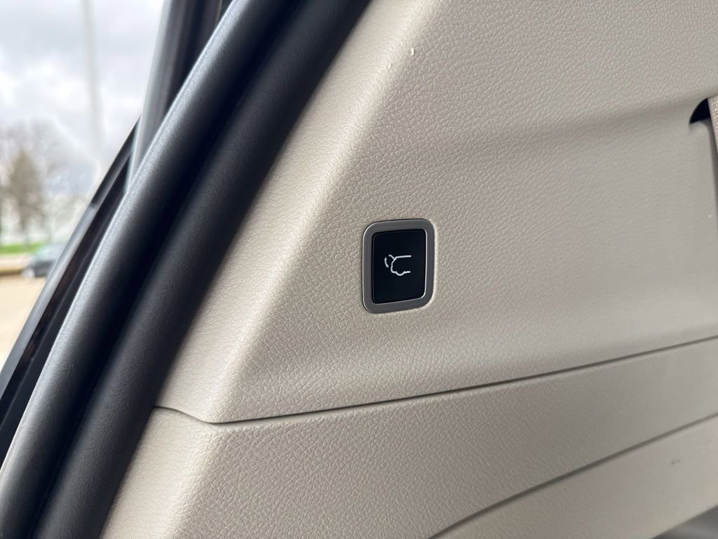 Used 2017 Chrysler Pacifica Touring-L image 18