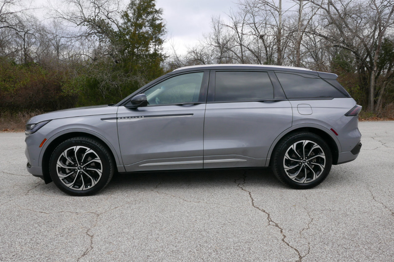 Used 2024 Lincoln Nautilus Reserve image 2