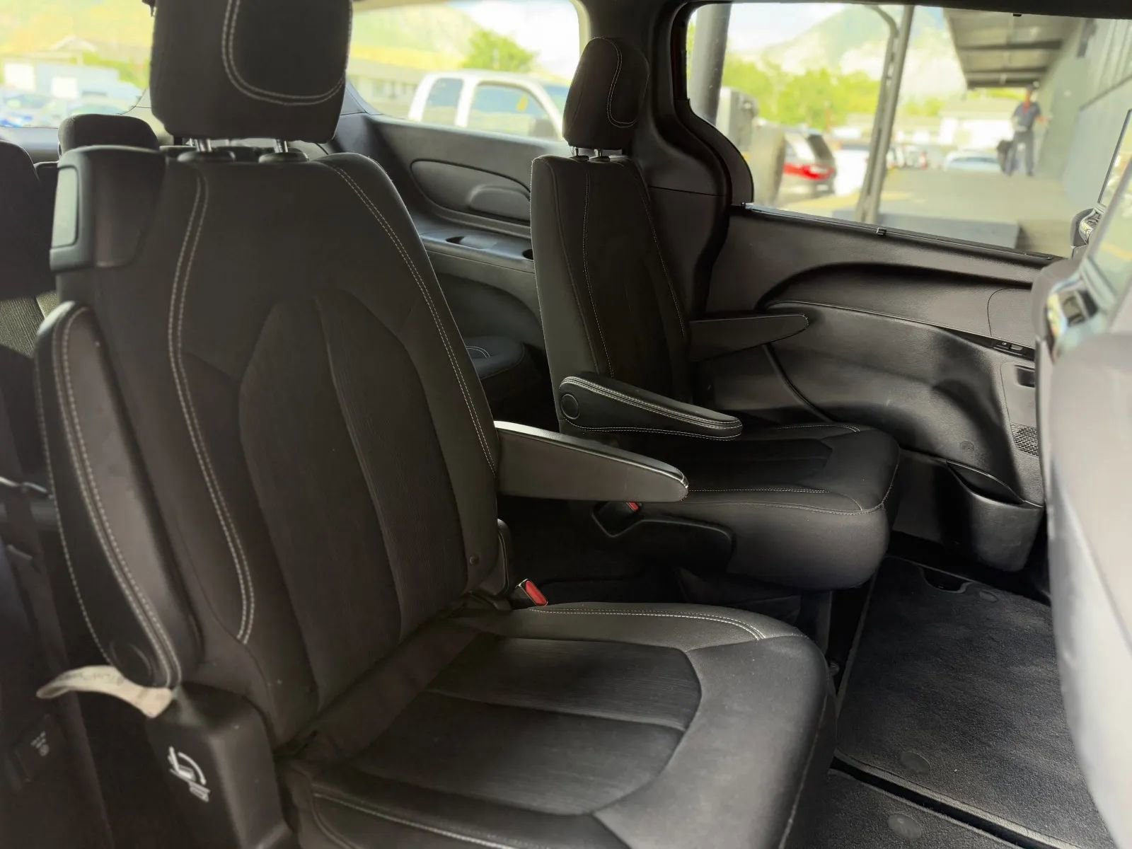 Used 2021 Chrysler Pacifica Touring w/ Uconnect Theater Family Group image 19