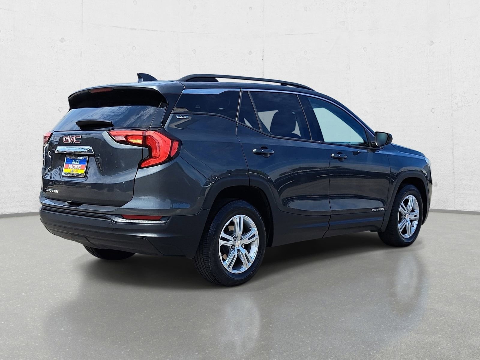 Used 2018 GMC Terrain SLE w/ Driver Convenience Package FWD image 5