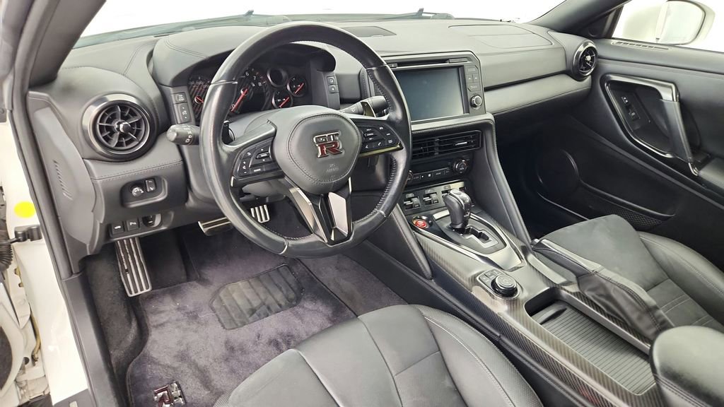 Used 2018 Nissan GT-R Premium image 17