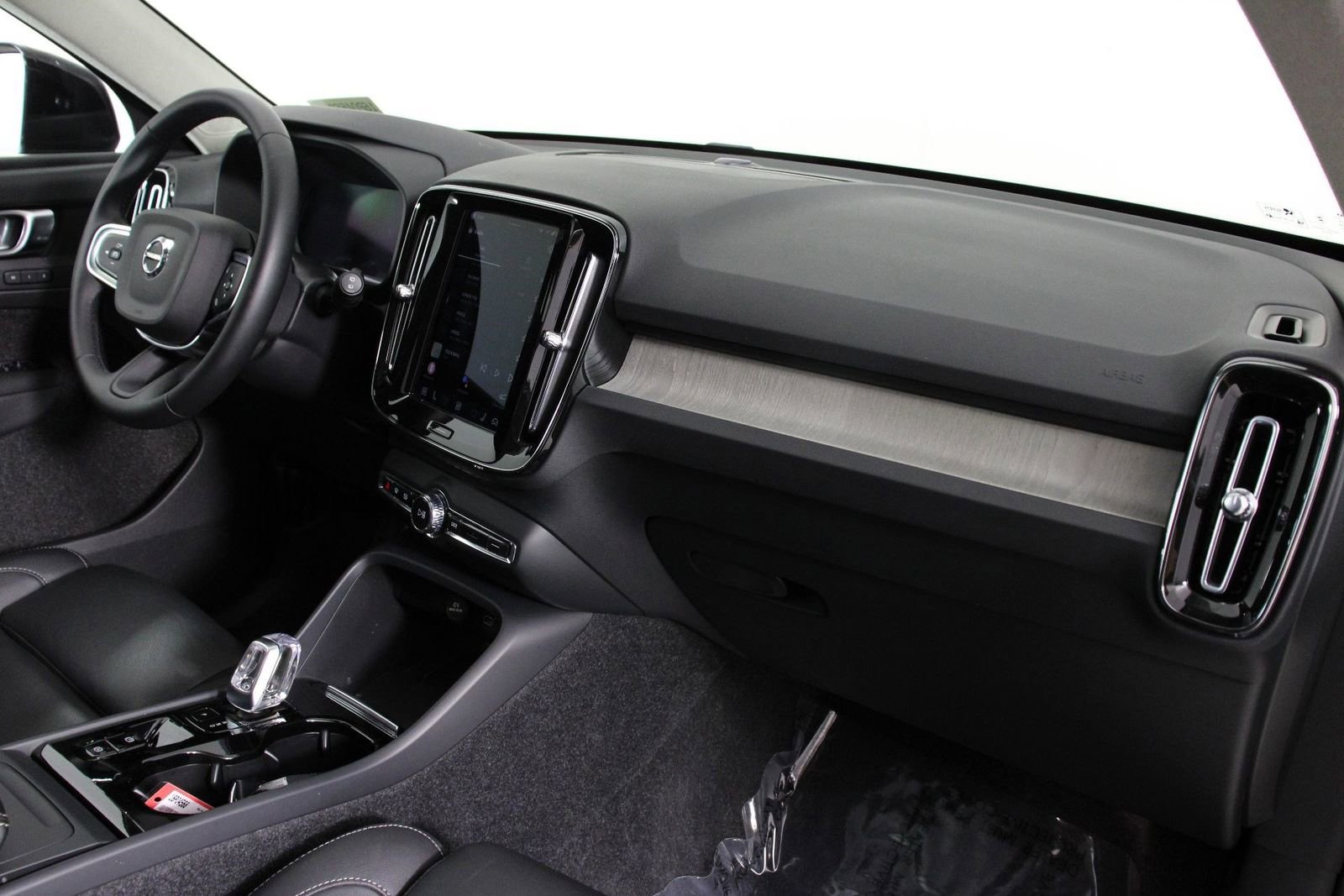 Certified 2025 Volvo XC40 B5 Plus AWD/4WD image 22