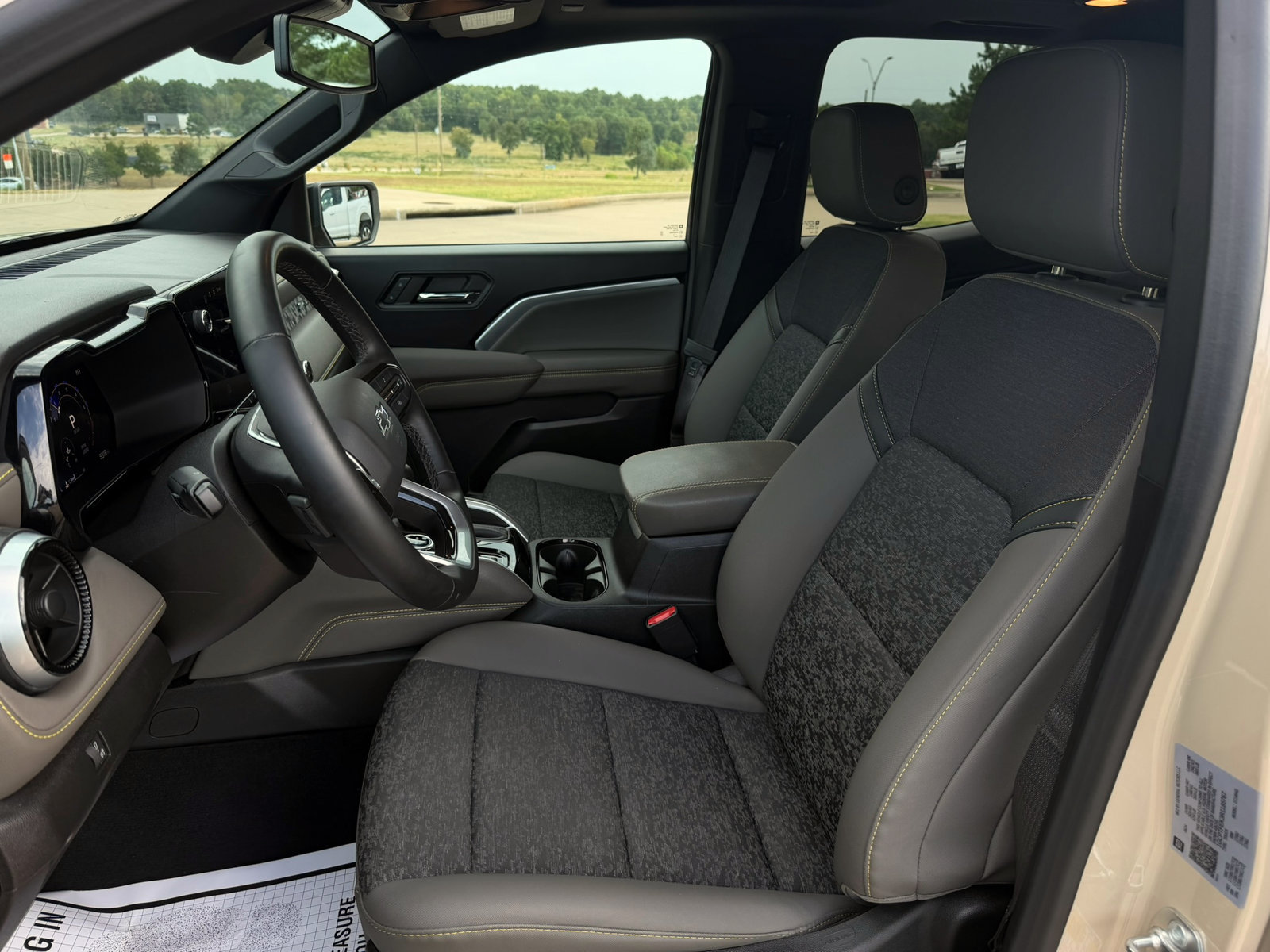 Used 2024 Chevrolet Colorado ZR2 w/ Technology Package AWD/4WD image 11