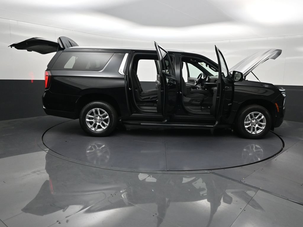 Used 2025 Chevrolet Suburban LS RWD image 37