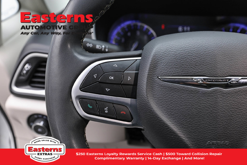 Used 2023 Chrysler Pacifica Touring-L FWD image 16