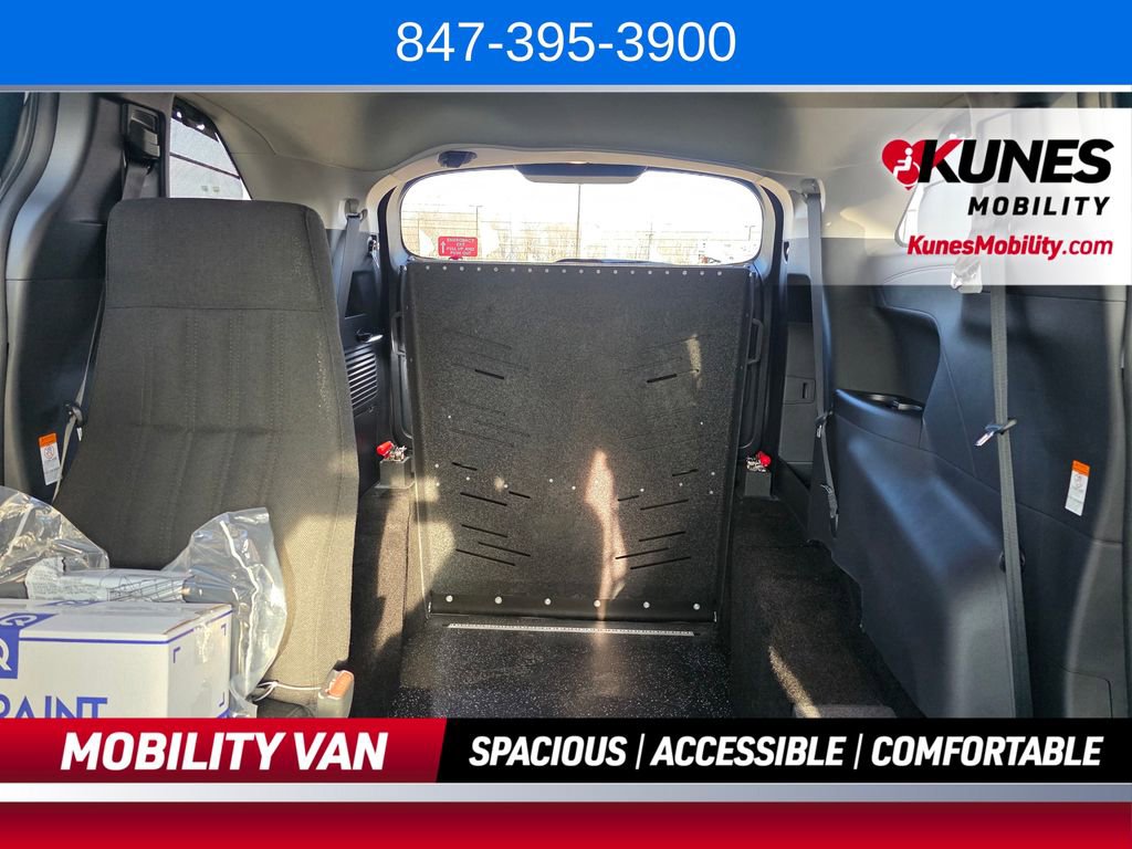 Used 2026 Toyota Sienna LE FWD image 42