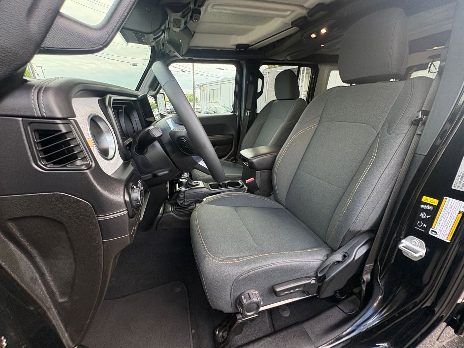 Used 2025 Jeep Wrangler Unlimited Sahara AWD/4WD image 36