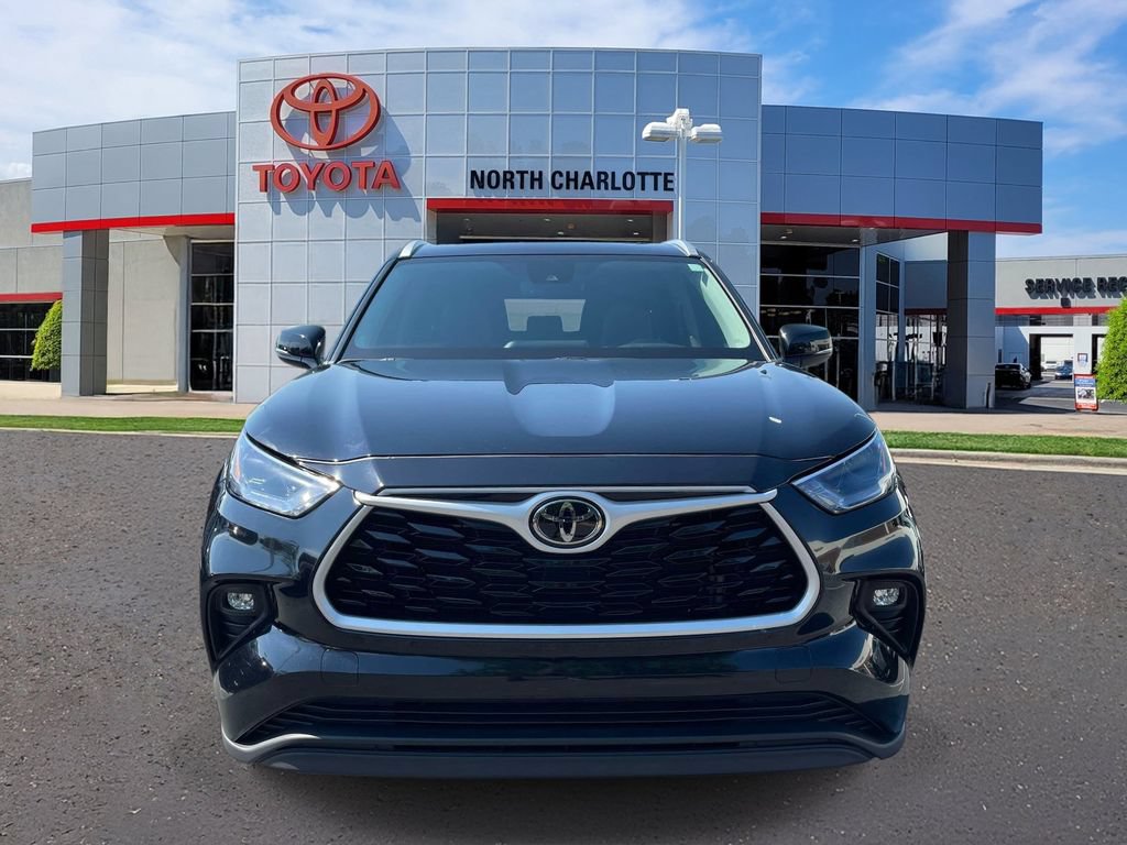 Used 2024 Toyota Highlander XLE AWD/4WD image 3