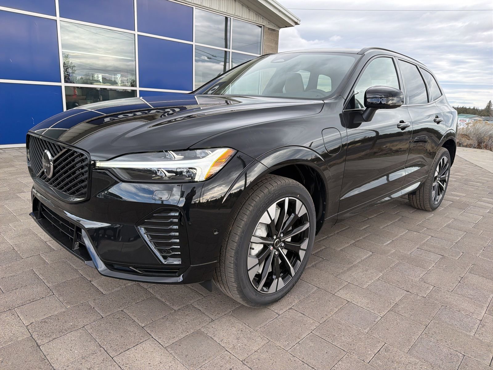 New 2026 Volvo XC60 T8 Plus w/ Protection Package Premier image 4