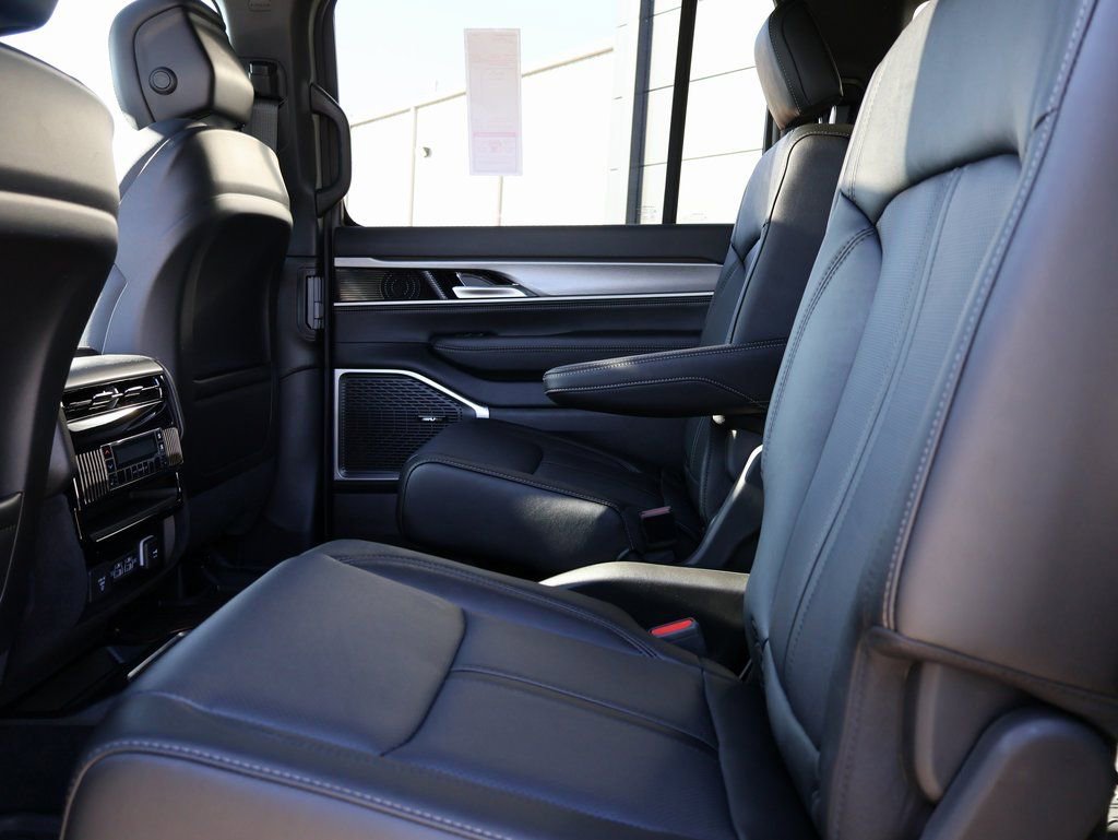New 2025 Jeep Wagoneer L Series II AWD/4WD image 19