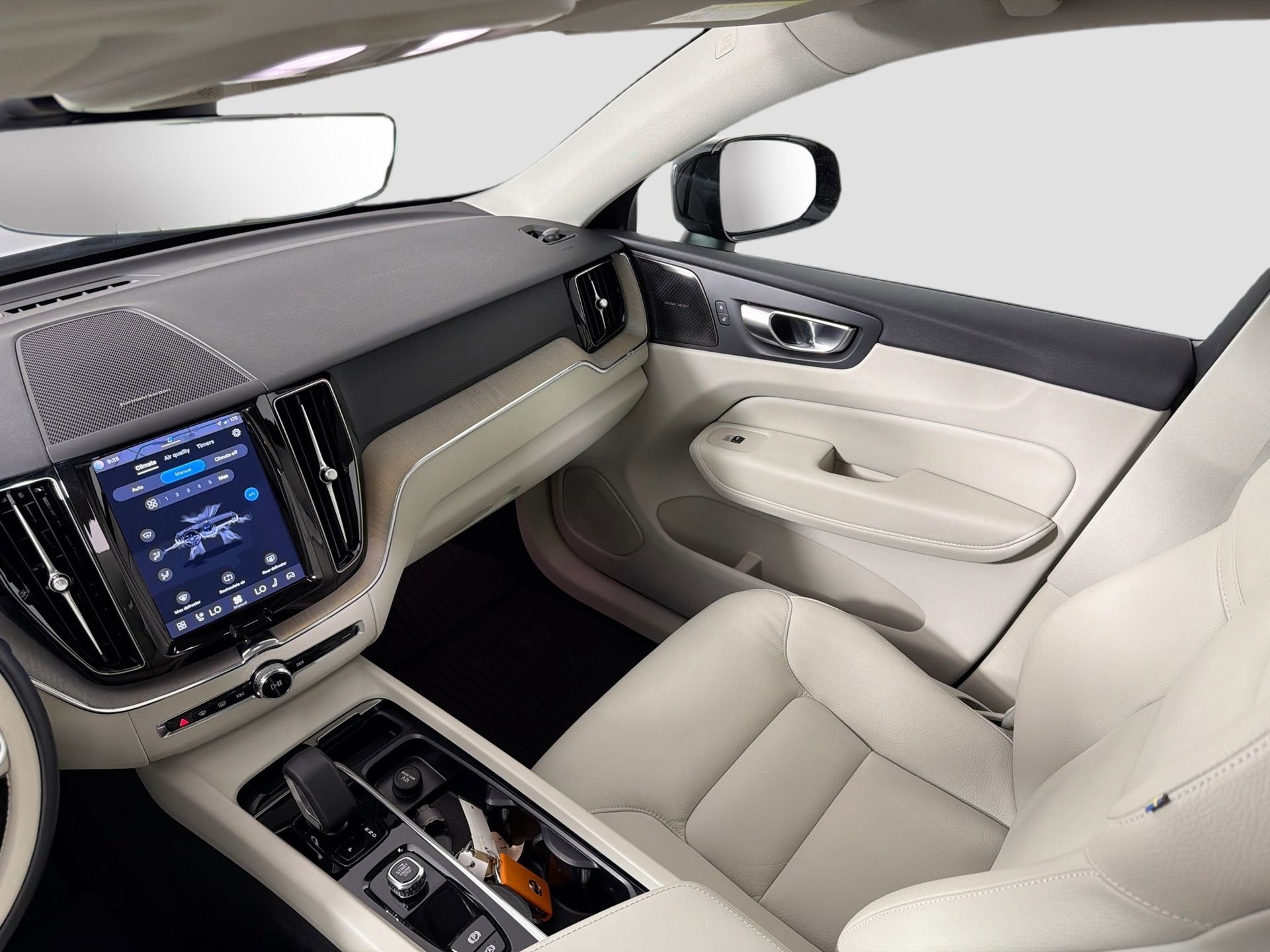 Certified 2023 Volvo XC60 B5 Plus w/ Climate Package FWD image 24