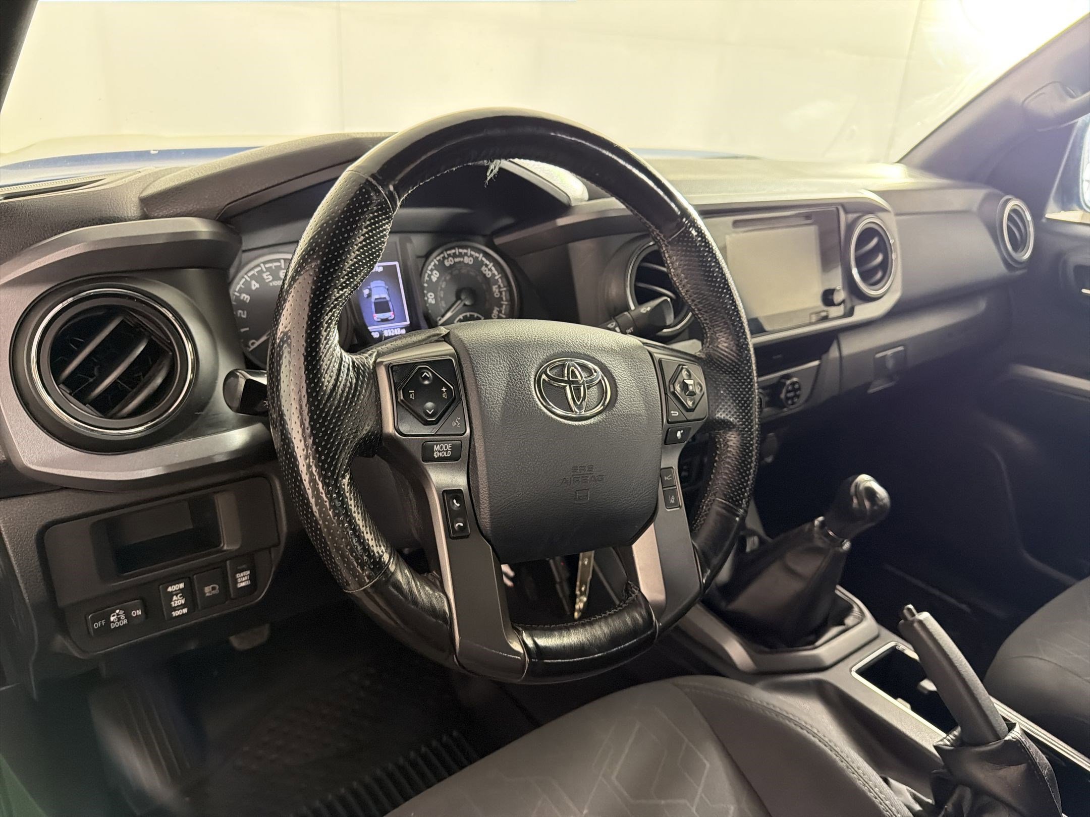 Used 2018 Toyota Tacoma TRD Off-Road w/ Technology Package AWD/4WD image 4