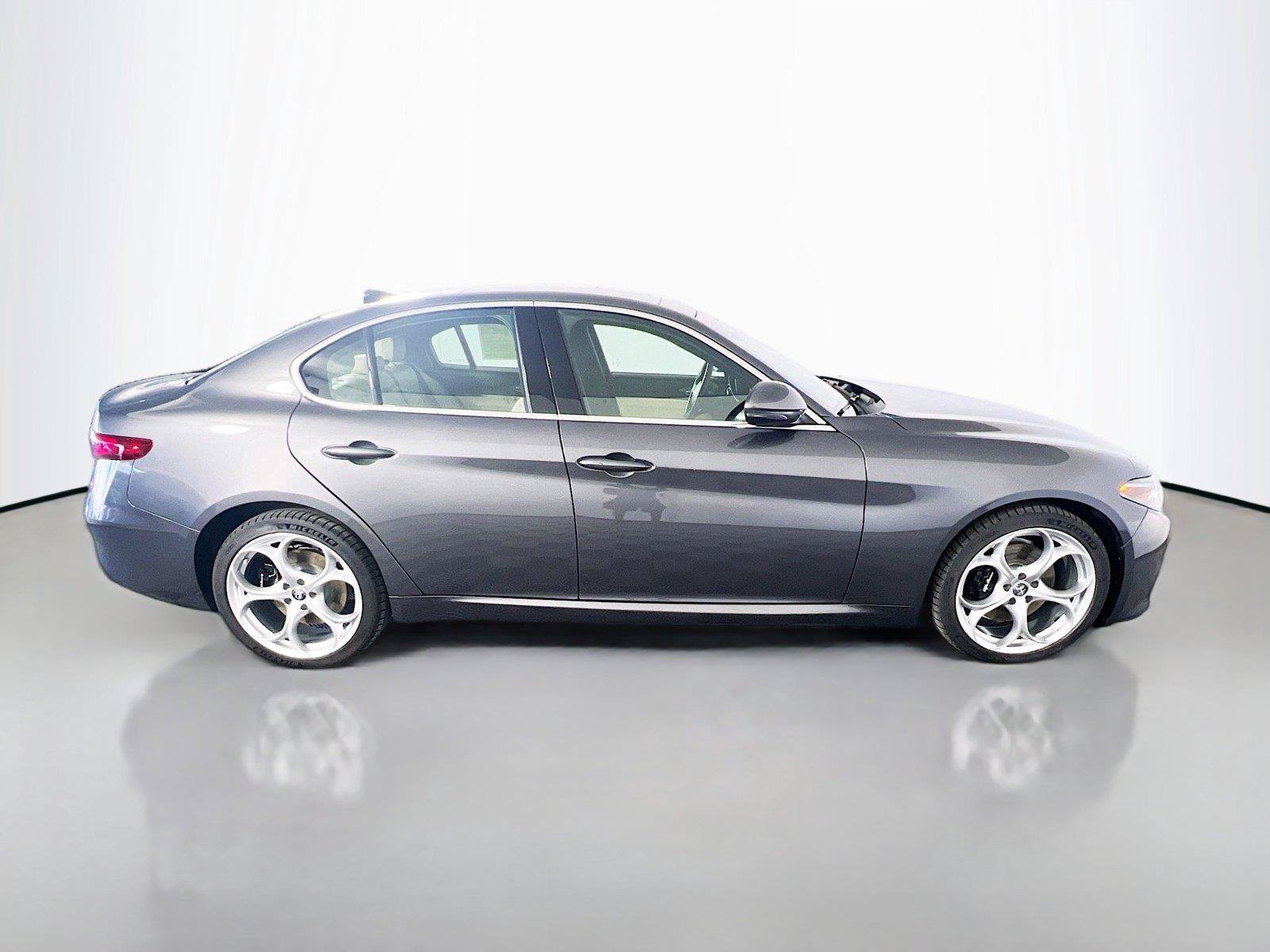 Used 2023 Alfa Romeo Giulia AWD w/ Quick Order Package 22X Lusso image 9