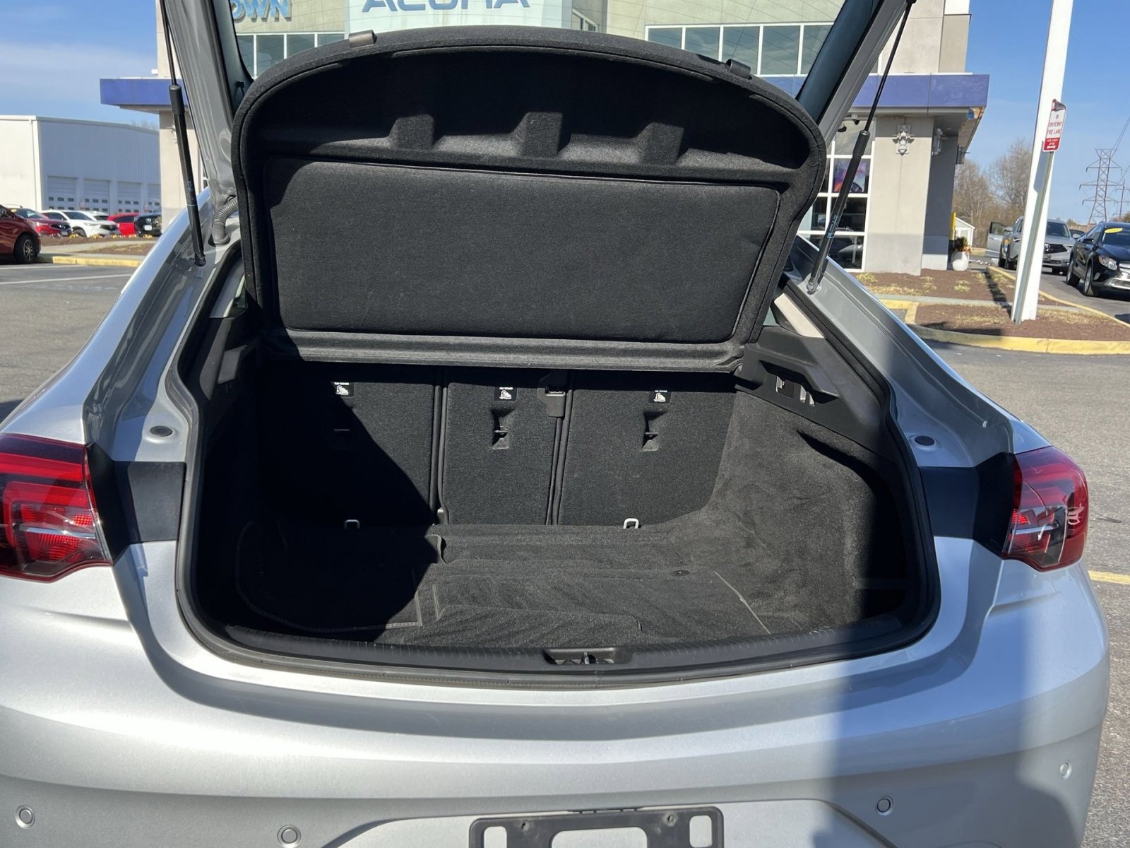 Used 2018 Buick Regal Essence w/ Driver Confidence Package #1 image 28