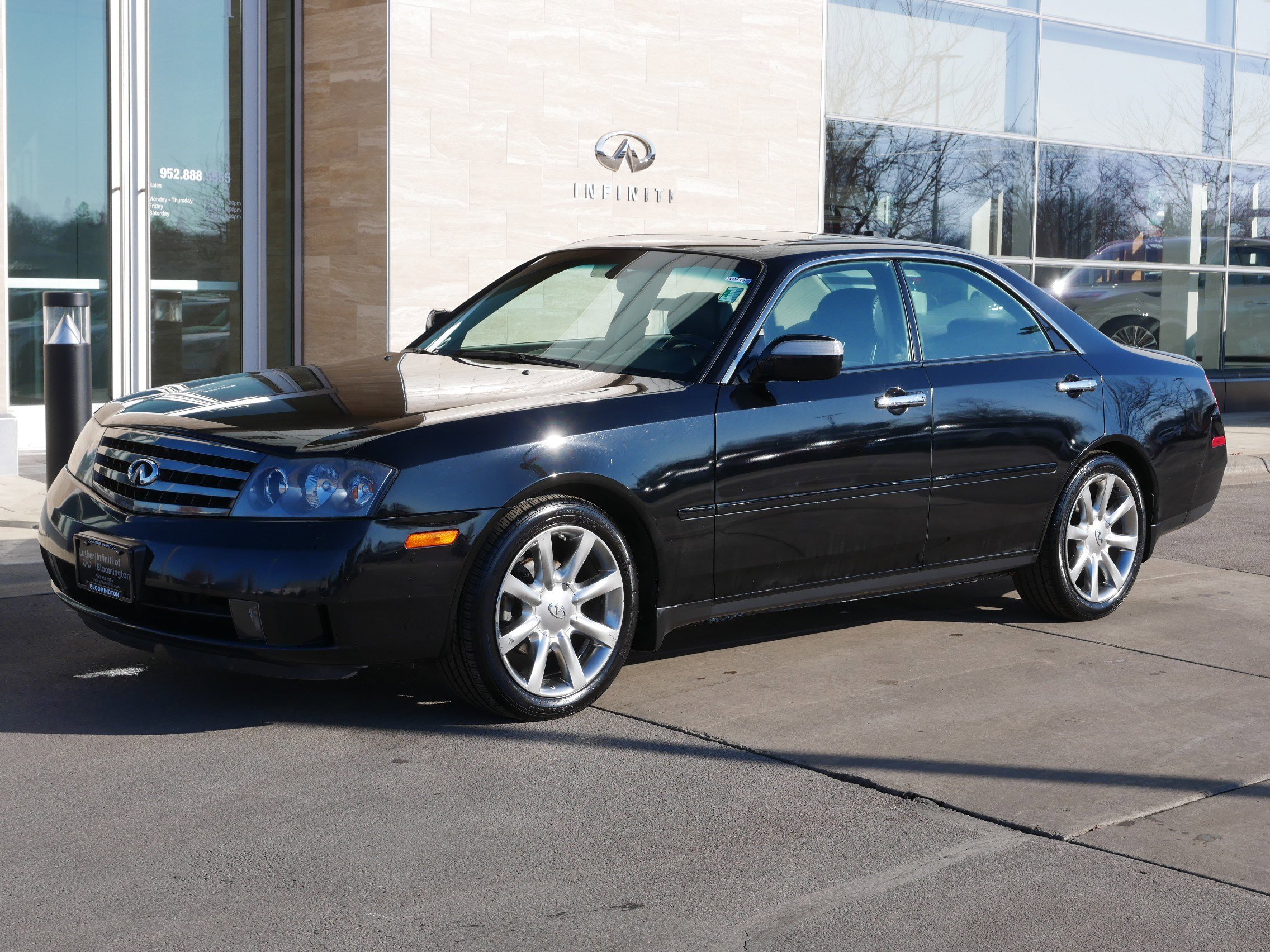 Used 2004 INFINITI M45 w/ Technology Pkg image 3