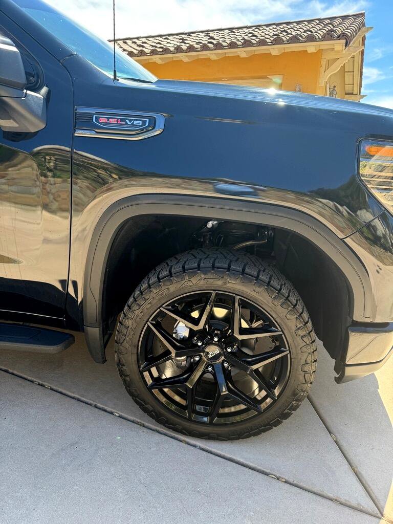 Used 2024 GMC Sierra 1500 AT4 w/ Technology Package image 5