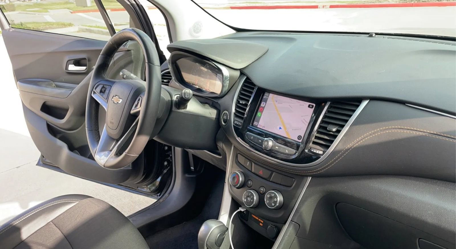 Used 2021 Chevrolet Trax LT w/ LT Convenience Package FWD image 14