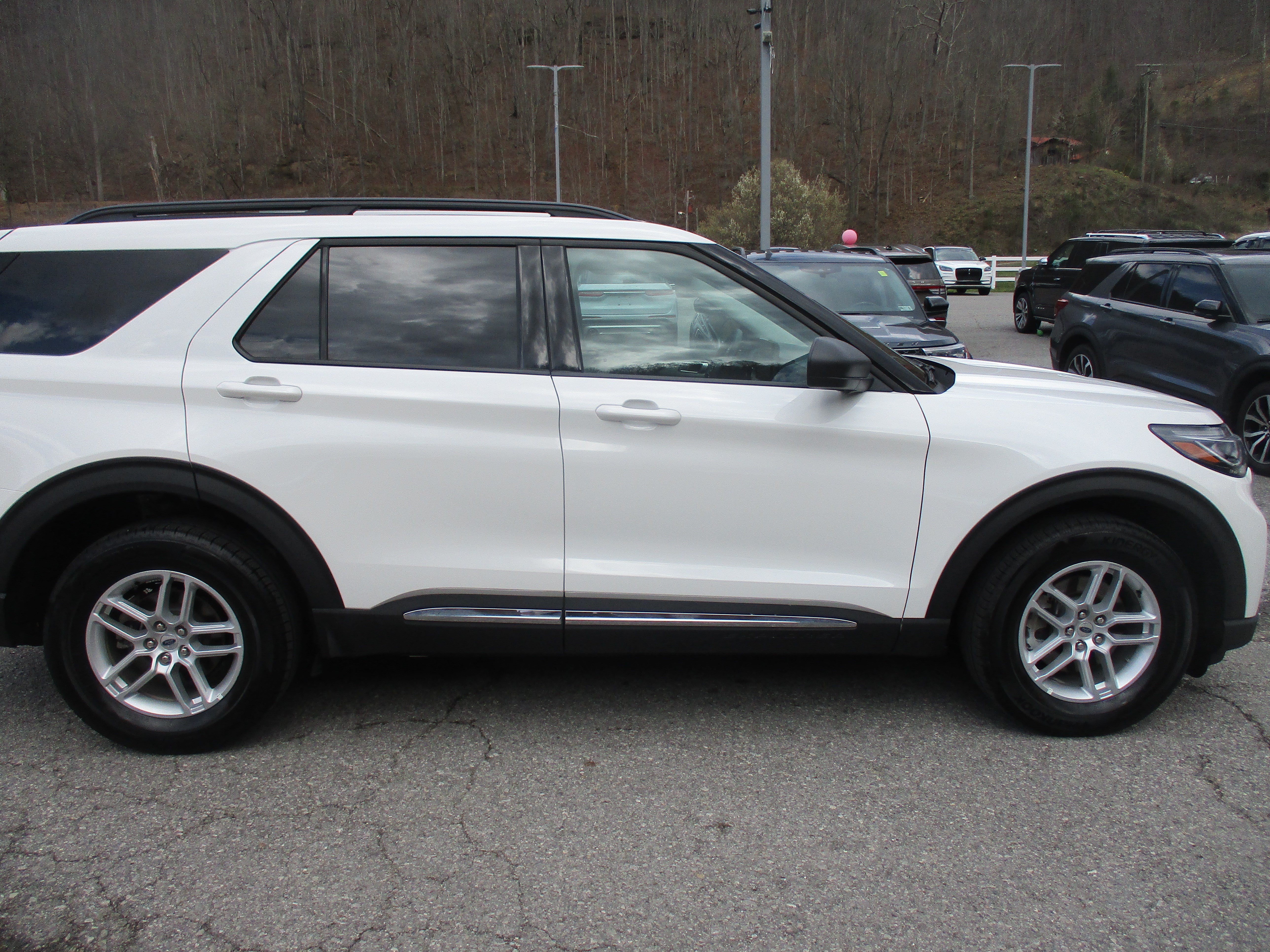 Used 2025 Ford Explorer Active AWD/4WD image 3