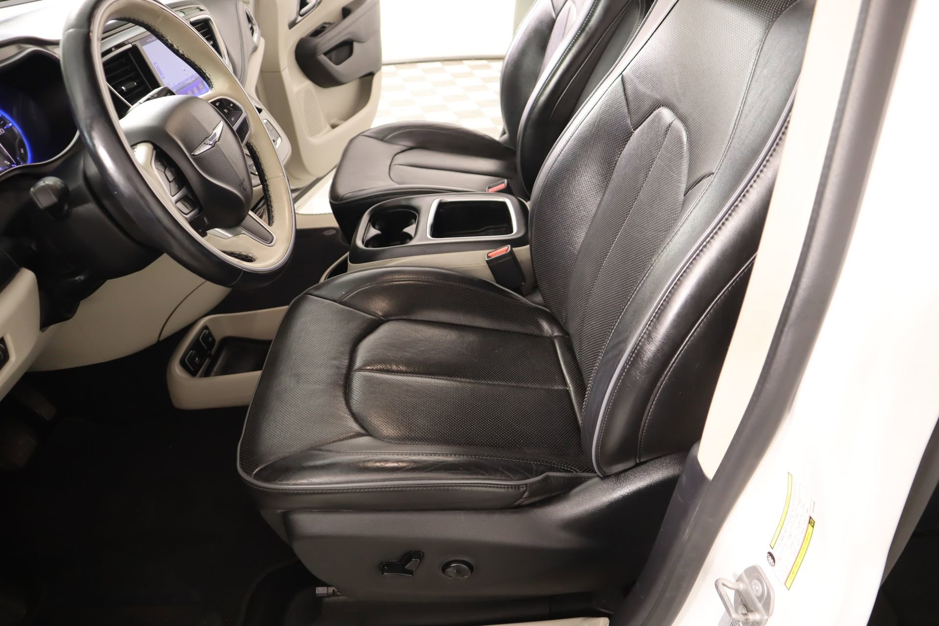 Used 2017 Chrysler Pacifica Limited w/ UConnect Theater Package image 12