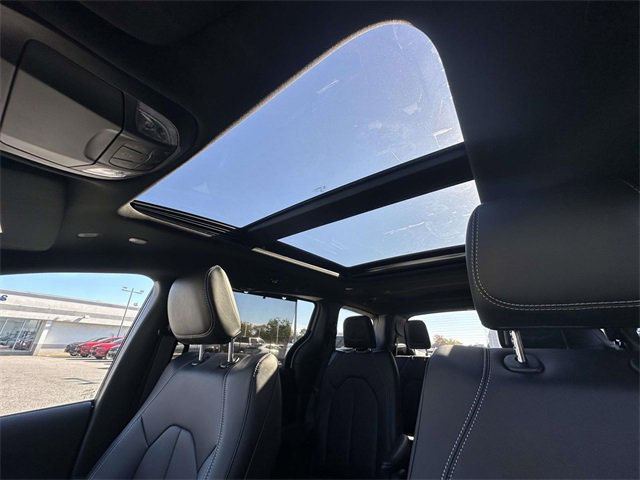 New 2026 Chrysler Pacifica Select image 8
