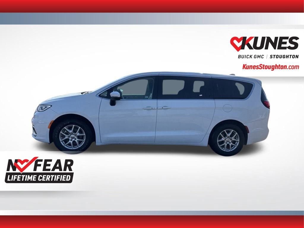 Used 2023 Chrysler Pacifica Touring-L image 8