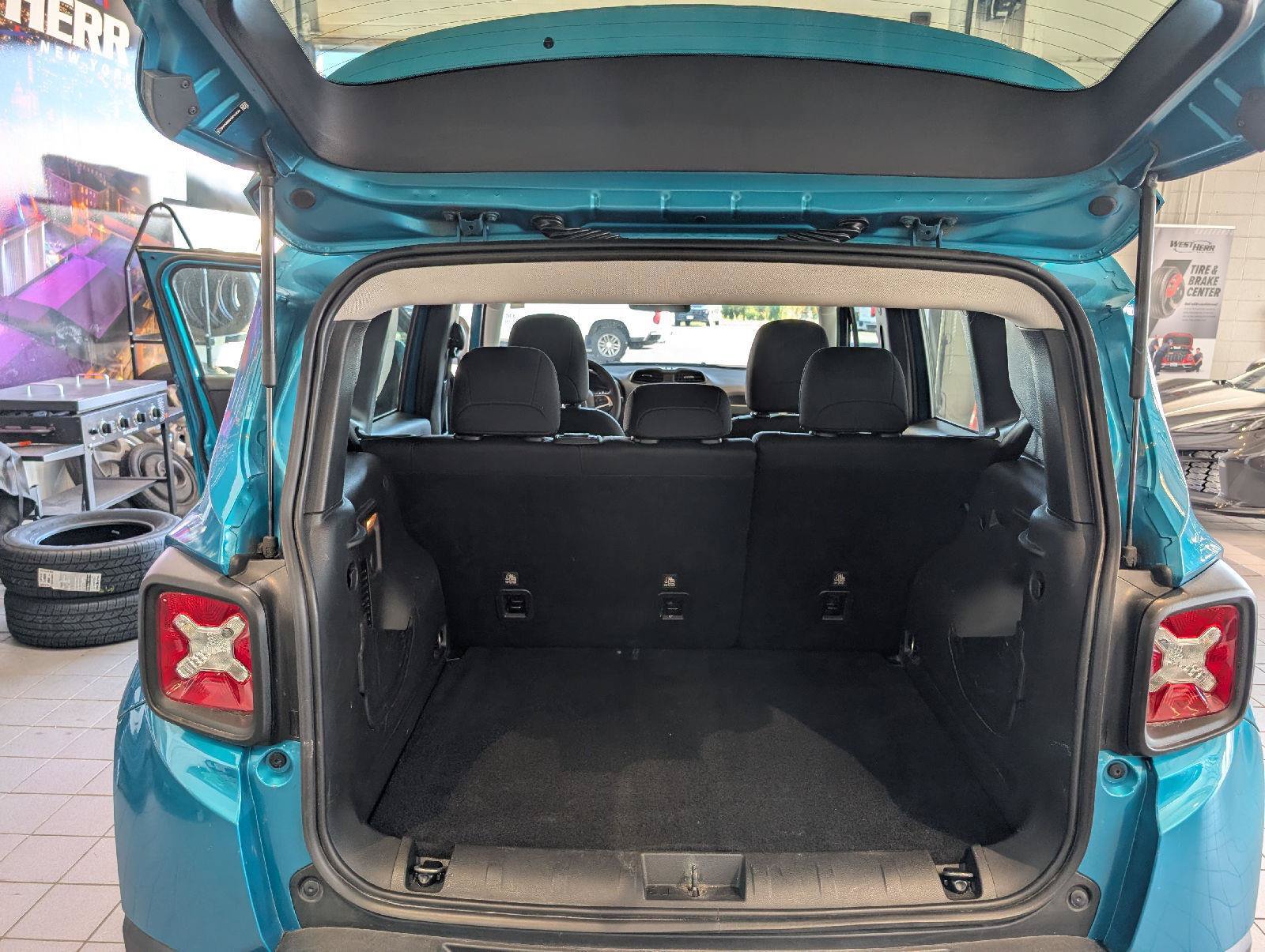 Used 2021 Jeep Renegade Latitude AWD/4WD image 9