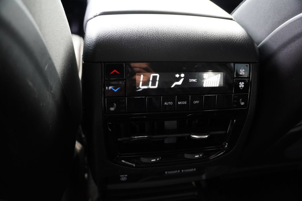 Used 2023 Jeep Grand Cherokee L Limited w/ Luxury Tech Group II AWD/4WD image 4