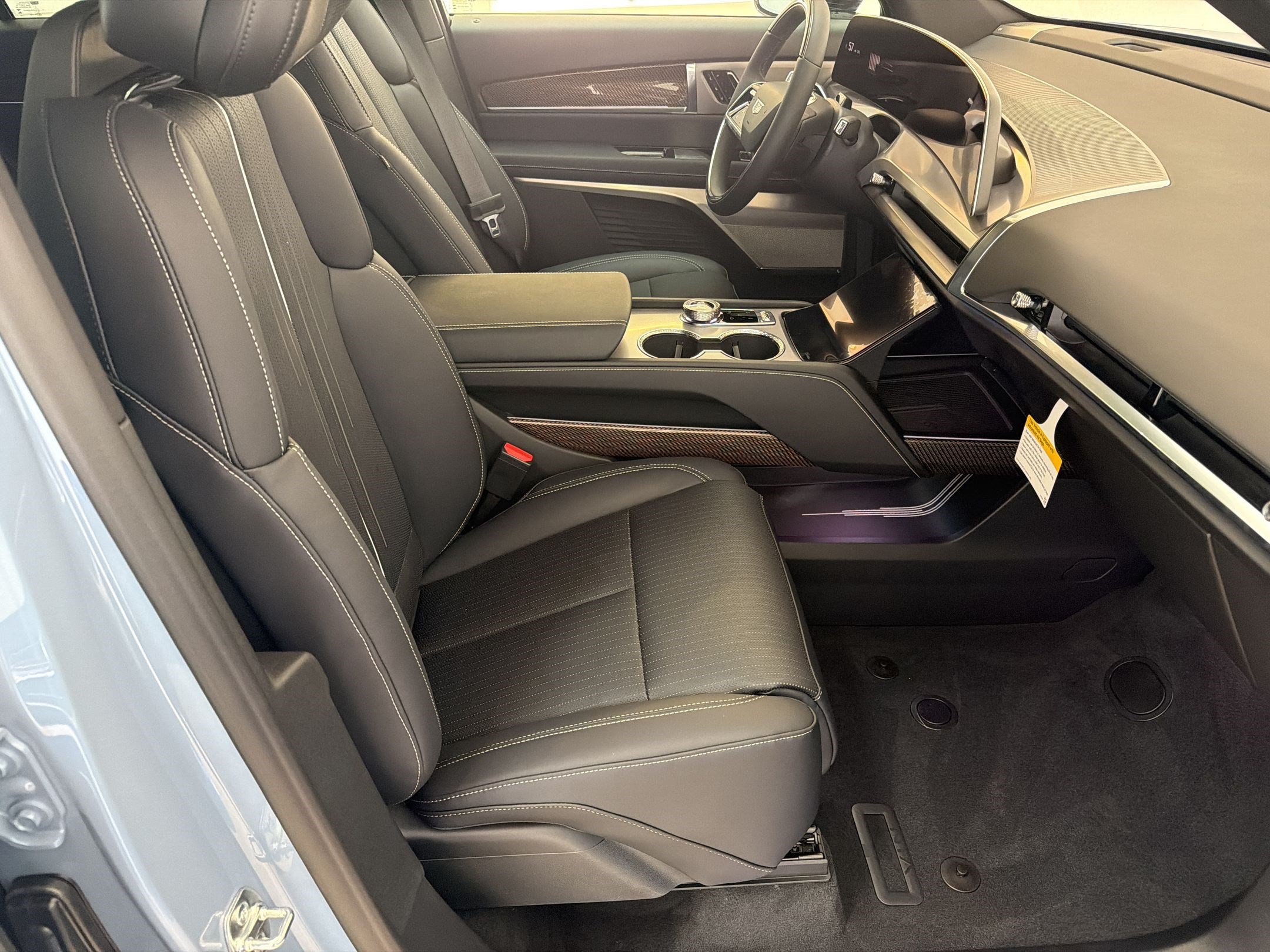 New 2027 Cadillac Vistiq Luxury w/ LPO, Floor Liner Package AWD/4WD image 22