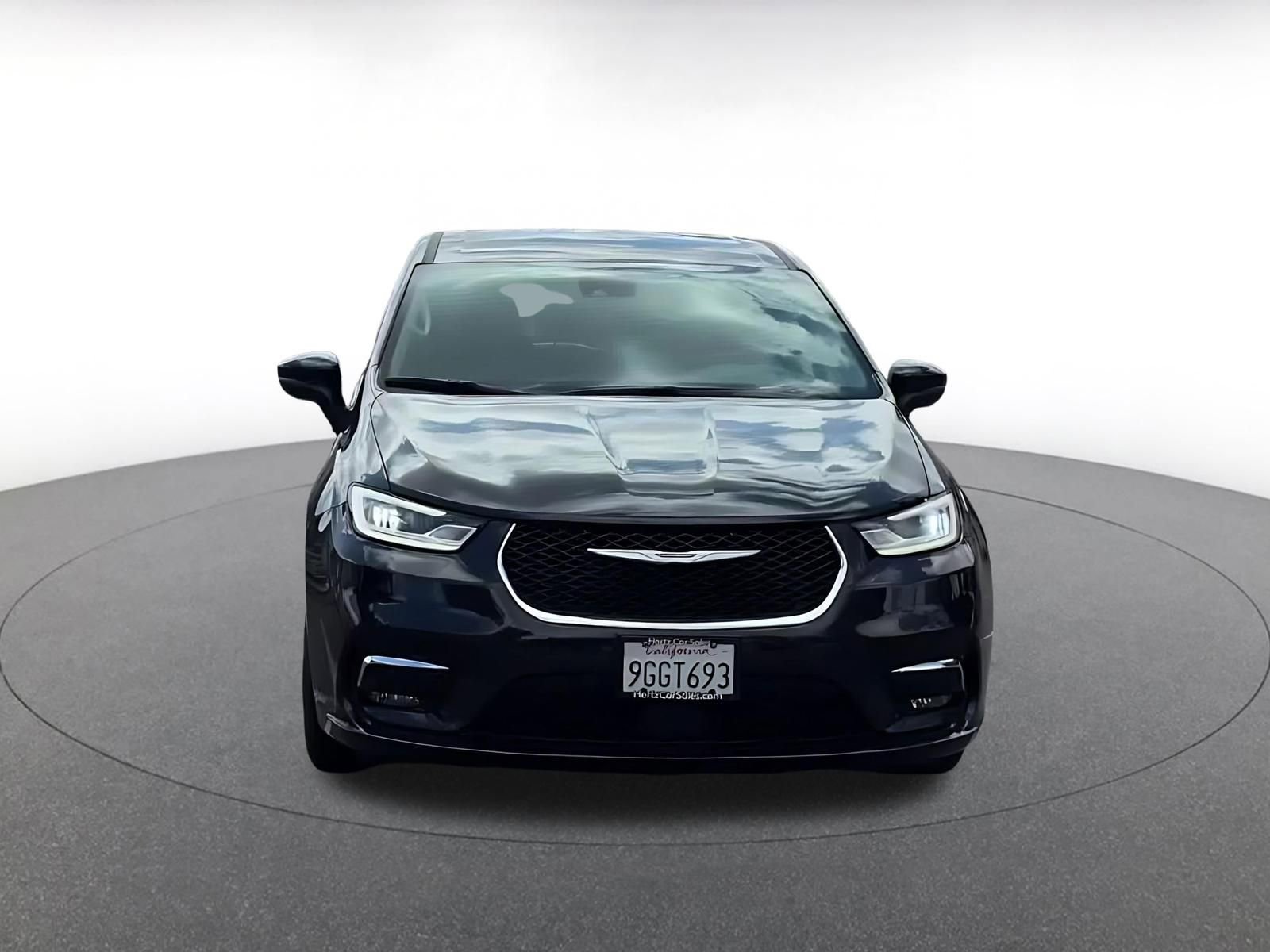 Used 2023 Chrysler Pacifica Touring-L image 4