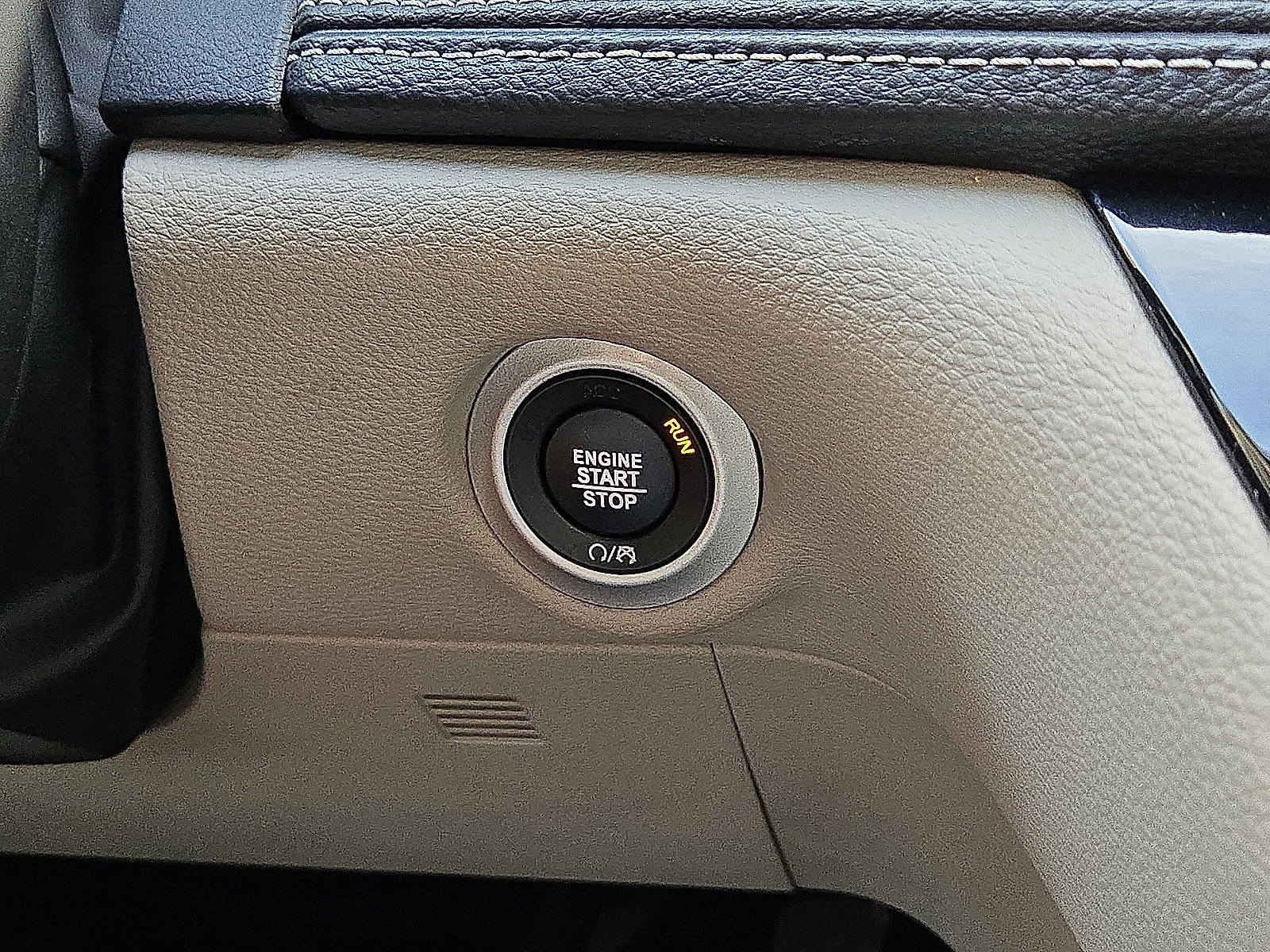 Used 2024 Chrysler Pacifica Limited FWD image 32