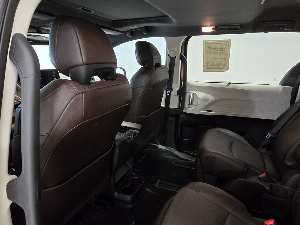 Used 2024 Toyota Sienna Platinum FWD image 14