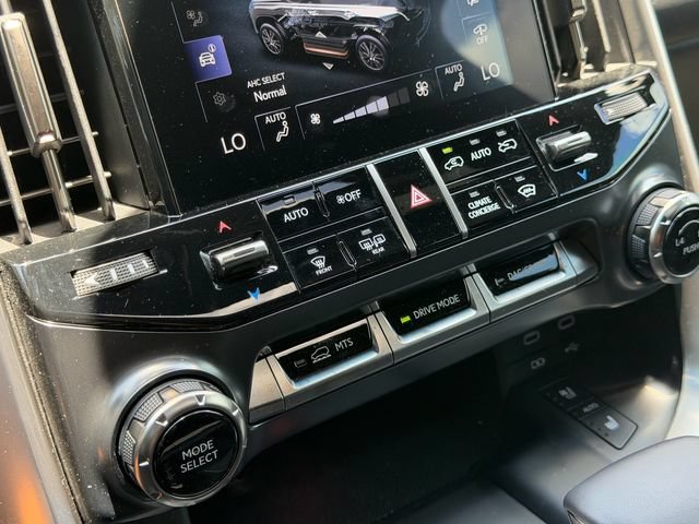 Used 2025 Lexus LX 600 4WD w/ Luxury Package image 28