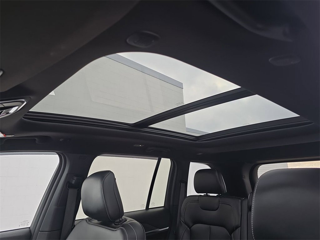 Used 2025 Jeep Grand Cherokee Limited w/ Black Appearance Package image 19