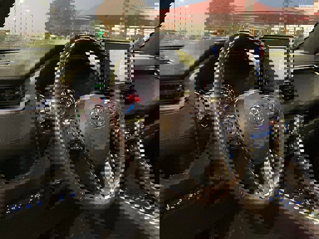 Used 2022 Toyota RAV4 SE image 9